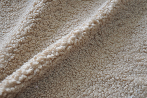 Ο μπεζ πολυεστέρας sherpa 100% faux ή με το μαλλί 150cm CW ή τη διευθετήσιμη στρέβλωση έπλεξε το ύφασμα που ανακυκλώθηκε