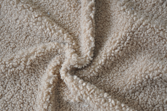 Ο μπεζ πολυεστέρας sherpa 100% faux ή με το μαλλί 150cm CW ή τη διευθετήσιμη στρέβλωση έπλεξε το ύφασμα που ανακυκλώθηκε