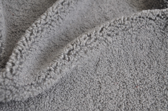 Ο γκρίζος πολυεστέρας sherpa 100% faux ή με το μαλλί 150cm CW ή τη διευθετήσιμη στρέβλωση έπλεξε το ύφασμα που ανακυκλώθηκε