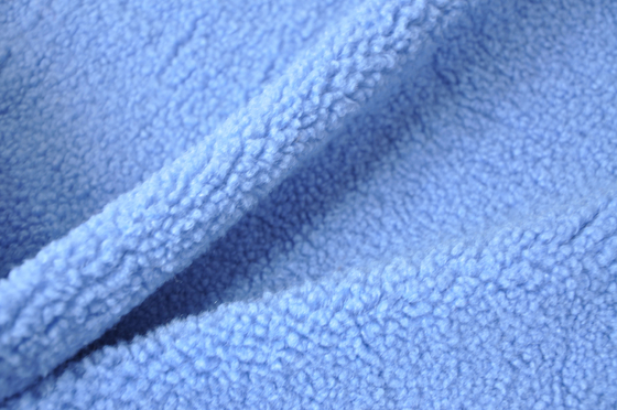 Ο μπλε πολυεστέρας sherpa 100% faux ή με το μαλλί 150cm CW ή τη διευθετήσιμη στρέβλωση έπλεξε το ύφασμα που ανακυκλώθηκε